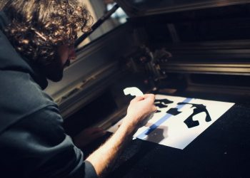 Praca przy wycinaniu laserem - czyli co robi technolog, programista i operator CNC