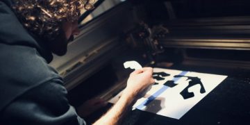 Praca przy wycinaniu laserem - czyli co robi technolog, programista i operator CNC