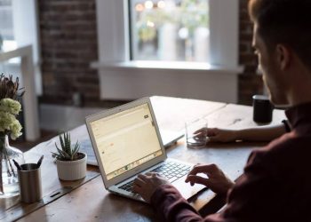 Asystent Działu Sprzedaży – specyfikacja zawodu, obowiązki, zarobki