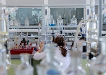 Chemik - specyfikacja zawodu, wymagania, wynagrodzenie.