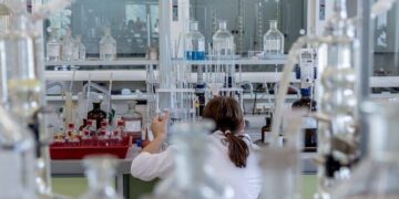 Chemik - specyfikacja zawodu, wymagania, wynagrodzenie.