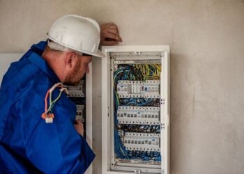 Monter Instalacji Elektrycznych - specyfikacja zawodu, wymagania, zarobki