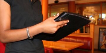 Kelner / Kelnerka - specyfikacja zawodu, wymagania, wynagrodzenie