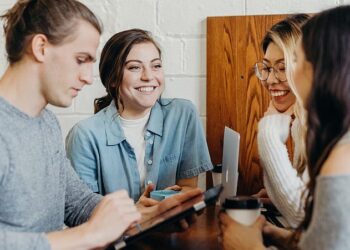 Dobra atmosfera w pracy: Jak budować pozytywny klimat i efektywną współpracę