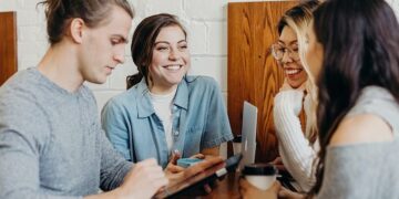 Dobra atmosfera w pracy: Jak budować pozytywny klimat i efektywną współpracę