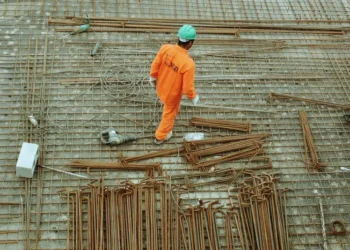 Ile zarabia budowniczy w 2023 roku w Polsce