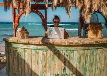 Oto miejsca, w których legalnie można pracować zdalnie z plaży