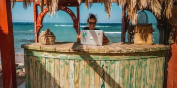 Oto miejsca, w których legalnie można pracować zdalnie z plaży