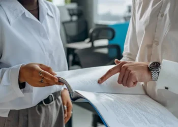 Kluczowe kompetencje w zarządzaniu – jak je rozwijać dzięki odpowiednim materiałom edukacyjnym?