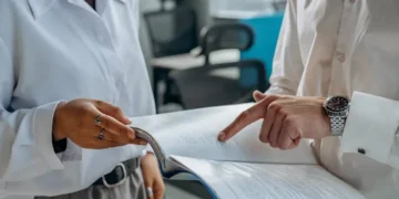 Kluczowe kompetencje w zarządzaniu – jak je rozwijać dzięki odpowiednim materiałom edukacyjnym?