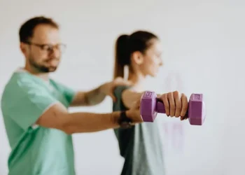 Sprawdź, jak wygląda droga do zawodu fizjoterapeuty. Fot. Karolina Grabowska / pexels.com