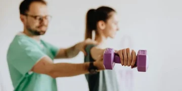 Sprawdź, jak wygląda droga do zawodu fizjoterapeuty. Fot. Karolina Grabowska / pexels.com