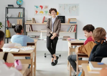 Nauczyciel wspomagający to bardzo ważna osoba w procesie rozwoju uczniów z problemami. Fot. Max Fisher / pexels.com