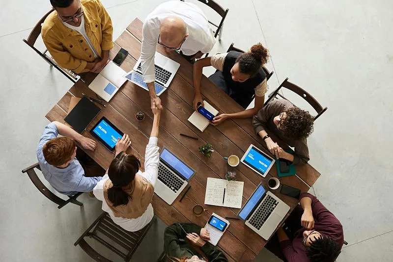 Zrozumienie możliwości poszczególnych grup jest kluczowe dla pracy w wielopokoleniowym zespole. Fot. Fauxels / pexels.com