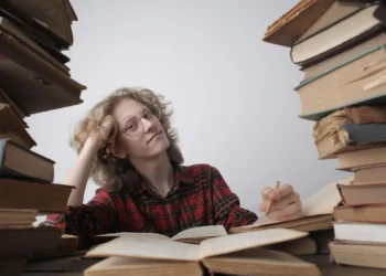 Rozróżnienie tytułów profesorskich bywa kłopotliwe. Fot. Andrea Piacquadio / pexels.com