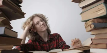 Rozróżnienie tytułów profesorskich bywa kłopotliwe. Fot. Andrea Piacquadio / pexels.com