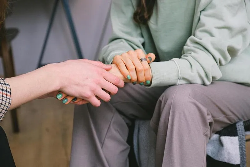 Dzięki swojej wiedzy psycholog może udzielić wsparcia osobie, która tego potrzebuje. Fot.
SHVETS production / pexels.com