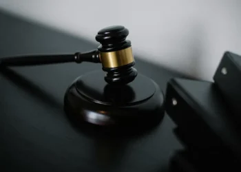 Praca referendarza sądowego. Fot. Sora Shimazaki / pexels.com