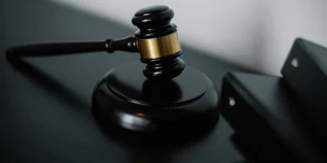 Praca referendarza sądowego. Fot. Sora Shimazaki / pexels.com