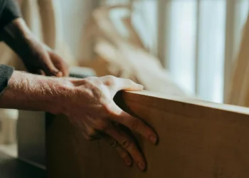 W dobie masowej produkcji umiejętności stolarskie są szczególnie cenione. Fot. Cottonbro / pexels.com