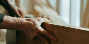 W dobie masowej produkcji umiejętności stolarskie są szczególnie cenione. Fot. Cottonbro / pexels.com