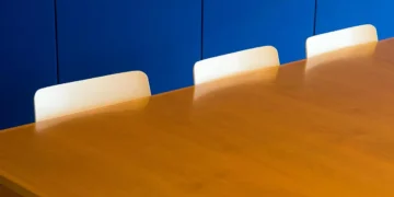 Sprawdź, jak wygląda praca radnego gminy oraz jakie wynagrodzenie się z nią wiąże. Fot. Jan van der Wolf / pexels.com