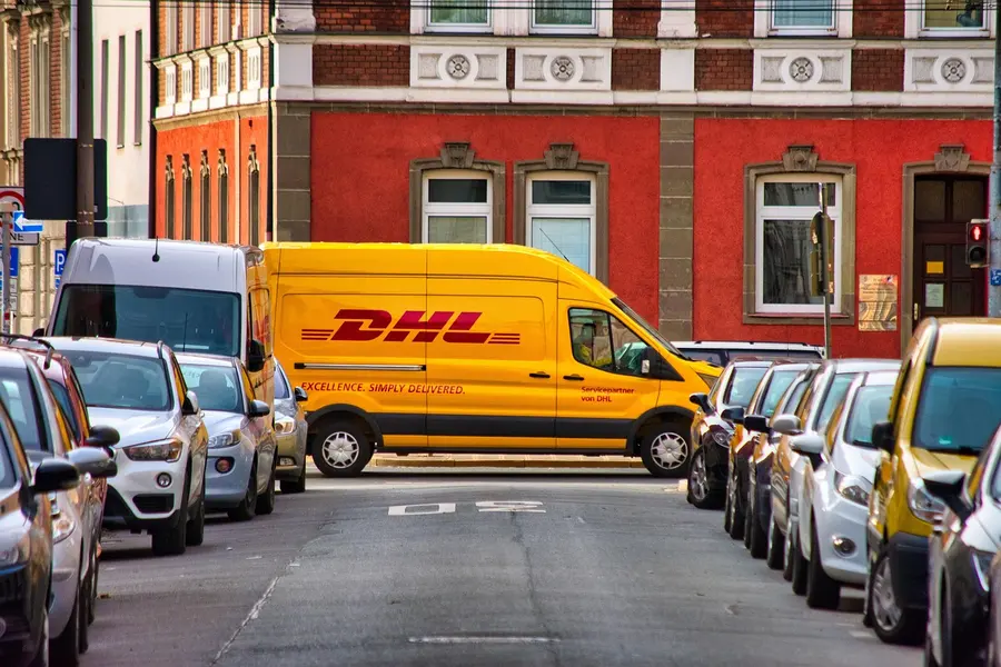 Kurier DHL samochód
