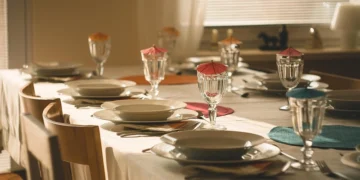 Świąteczny stół: jak stworzyć niezapomnianą aranżację z użyciem obrusów świątecznych