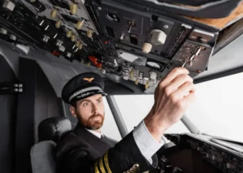 Ile zarabia pilot samolotu?, fot. HayDmitriy, Vista Create