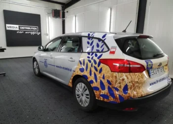 Jak oklejanie aut firmowych zmienia zwykłe samochody w mobilną reklamę
