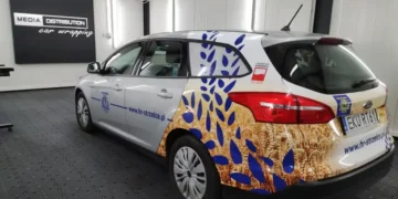 Jak oklejanie aut firmowych zmienia zwykłe samochody w mobilną reklamę