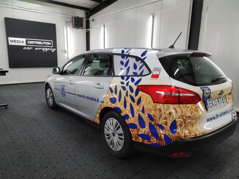 Jak oklejanie aut firmowych zmienia zwykłe samochody w mobilną reklamę